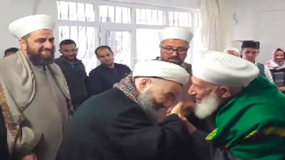 Cübbeli Ahmet, gerçekleştirdiği Şeyh ziyaretinde el öpüp, yüz sürmesiyle sosyal medyada gündem oldu