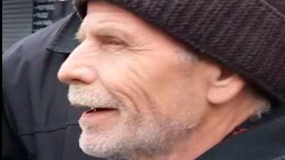 Gurbetçi ile yaşlı amcanın ekmek parası diyaloğu 'güler misin, ağlar mısın' dedirtti