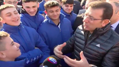 Ekrem İmamoğlu genç futbolcuların 'Ronaldo mu, Messi mi?' sorusuna espriyle yanıt verdi