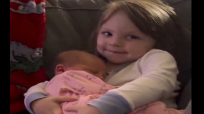 Yeni doğmuş kardeşini uyutan sevimli ablanın görüntüsü sosyal medyada gündem oldu