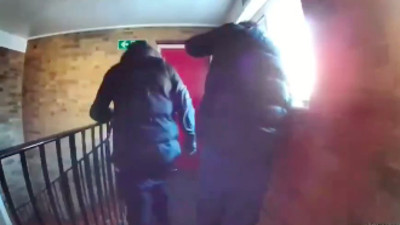 Tehlikeli anlar: Sahte kargocu ve arkadaşı, sesici aletlerle kapıyı zorluyor