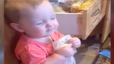 Mutfakta karıştırdıktan sonra yakalanınca gözlerini kapatan bebek izleyenleri güldürdü