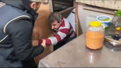 Aranan FETÖ'cü mutfak dolabında yakalandı