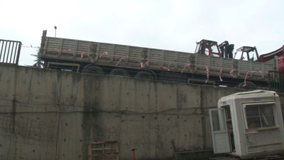 Kontrolden çıkan tır iş yeri bahçesine uçtu