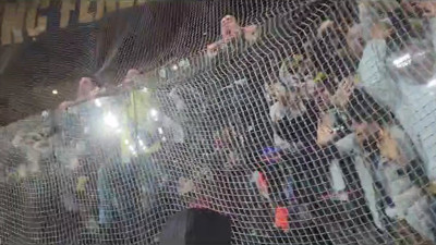 Fenerbahçe taraftarı sevinçten tellere çıktı. 90+4'te gelen gol sonrası taraftar çıldırdı