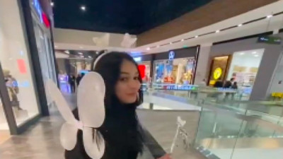 Alışveriş merkezinde peri kostümlü kıza dileğini söyleyen küçük kız yürekleri acıttı: "Annemle babam barışabilir mi?"