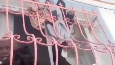 Afrikalı adamın hayvan kellelerini saksı gibi cama koymasına komşuları tepki gösterdi