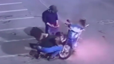 Motosiklet yangınına ilginç müdahale: İdrar ile söndürmeye çalıştılar