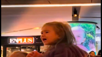 Melike Şahin konserinde büyülenen küçük kızın şarkıya kendini kaptırması gündem oldu