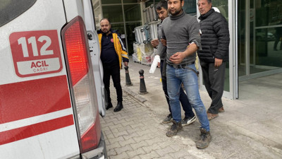 Odun kesme makinesine elini kaptıran genç hastanelik oldu