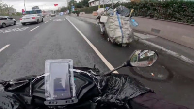 Müşteriden gelen iptal ve itiraz üzerine motokurye, siparişi kağıt toplayıcısına verdi, yürekleri ısıttı