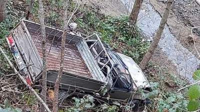 Üzerine kaya düşen kamyonet şarampole yuvarlandı: 1 ölü, 1 yaralı