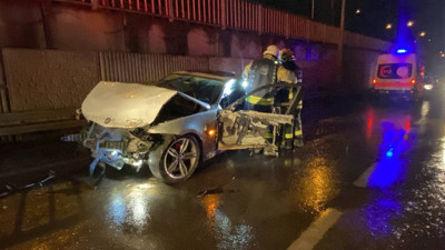 Bariyere çarpan otomobil hurdaya döndü: 2 ölü, 1 yaralı