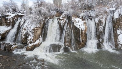 Kartpostal değil gerçek! Muradiye Şelalesi beyaz örtüyle kaplandı…