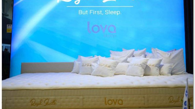 Devasa yatak mobilya fuarında sergilendi