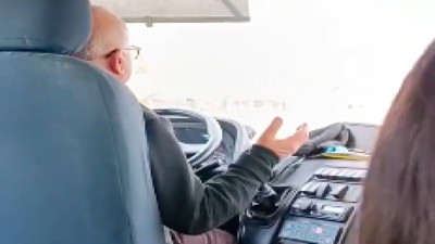 Dolmuş şoförü trafikteyken birden ellerini açıp dua etmeye başlayınca minibüstekiler gülmelerine engel olamadılar