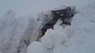Kar insan boyunu geçti iş makinelerini yuttu