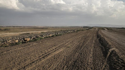 Hepsi bir bir yok oluyor. Müteahhitlere terk ediyorlar