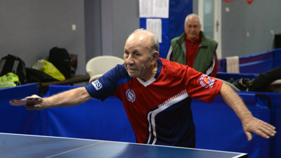 87 yaşında raket sallıyor. 'Süper Dede' gençlere taş çıkartıyor