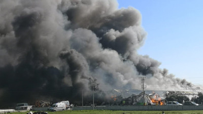 Paketleme tesisinde yangın! Dumanlar gökyüzünü kapladı