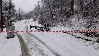 Kar yağışı direkleri devirdi kabloları kopardı
