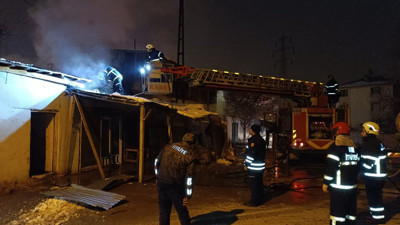 Elektrikli battaniyeden çıkan yangın bir evi ve bir dükkanı küle çevirdi