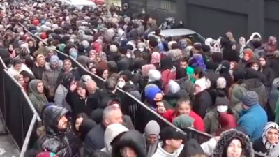 Ucuz tencere için birbirlerini ezdiler!