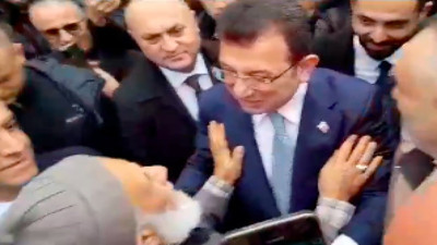 Ekrem İmamoğlu, camide kendisine tepki veren Hacı amcayı da ikna etti: "Gezdir Başkanım, gezdir"