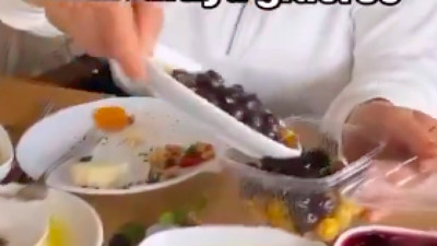 Mecbur, devir ekonomi devri: Serpme kahvaltıya giden kadın kalan yiyecekleri paketledi