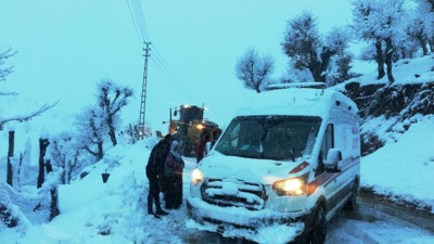Karlı köyde fenalaşan hasta 8 saat sonra hastaneye götürüldü