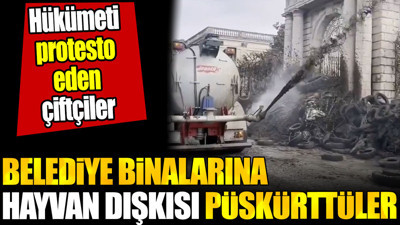 Hükümeti protesto eden çiftçiler belediye binalarına hayvan dışkısı püskürttü