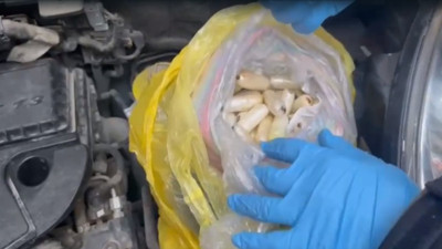 Otomobilin kaputunda 1 kilo uyuşturucu bulundu