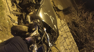 Alkollü sürücü kontrolünü kaybedip direğe çarptı. Tofaş otomobil hurdaya döndü