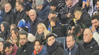 Fenerbahçe tribünündeki sarışın kadını herkes merak etti