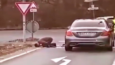 Almanya'da yol kenarında namaz kılan adam sosyal medyada gündem oldu