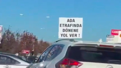 Sakarya'da trafik kurallarına uymayan sürücülerden bıkan vatandaşın ilginç çözümü görenleri güldürdü