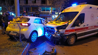 Batman’da gelin arabası ambulansla çarpıştı