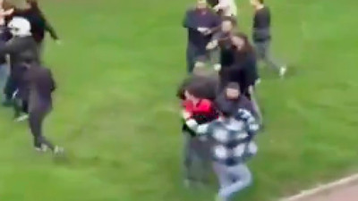 Trafik tartışması kötü bitti: Araçlarından inen 3 kişi kız arkadaşının yanındaki genci darp etti