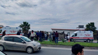 Tarım işçilerini taşıyan servis minibüsü TIR'a çarptı: 1 ölü, 7 yaralı