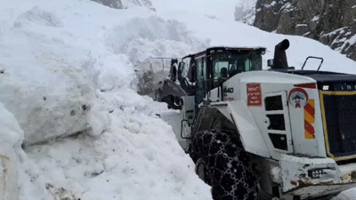 Hakkari’de düşen çığ nedeniyle kapanan yol ulaşıma açıldı