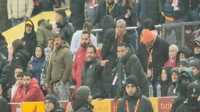 Erden Timur hop oturdu hop kalktı. Heyecandan yerinde duramadı