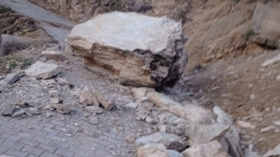 Düşen kaya parçası yolu ulaşıma kapattı