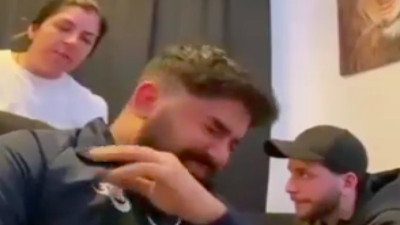 Canlı yayında odaya giren anneden fırça yiyen gençler: 'Evlenin, yoksa ben kafayı yiyeceğim'