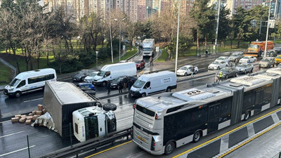 Beylikdüzü’nde kamyon devrildi. D-100’de orta şeritte trafik kilitlendi
