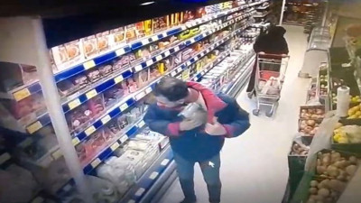 Zincir marketteki hırsızın tavırları izleyenleri şaşırttı. Rahat hırsız