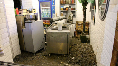 Beşiktaş'ta ana isale hattı patladı! İş yerleri mahvoldu...