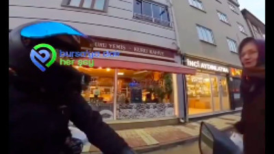 Motosiklet sürücüsüyle yoldan geçen teyzenin kalp ısıtan diyaloğu: "Kurban olurum sana"