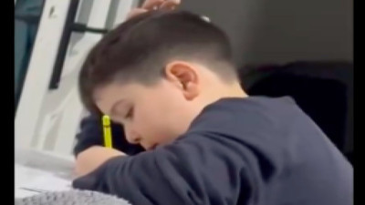 Ders Çalışırken Müslüm Gürses Şarkısını Mırıldanan Küçük Çocuk Görenleri Güldürdü