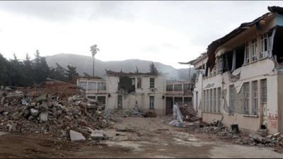 Depremzede öğrenciler titreye titreye ders işliyor. Hasarlı okulların hiçbiri onarılmadı