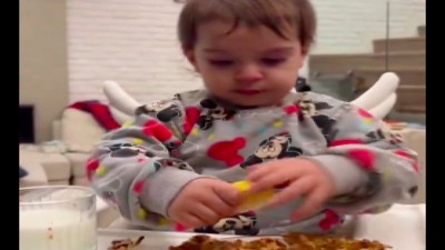 Lahmacun seven küçük çocuğun keyifli anları: Limonuna kadar kendisi sıktı